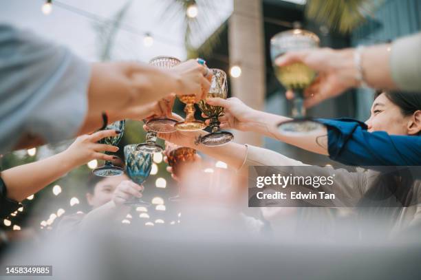 de cerca celebración de amigos chinos asiáticos brindis por cenas al aire libre - celebratory toast fotografías e imágenes de stock