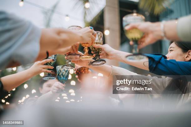 primo piano celebrazione degli amici cinesi asiatici brindare pranzo all'aperto - aperitivo foto e immagini stock