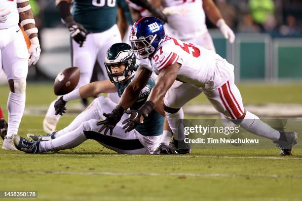 Dallas Goedert of the Philadelphia Eagles and Jarrad Davis of the New York Giants reach for a loose ball during the second quarter in the NFC...