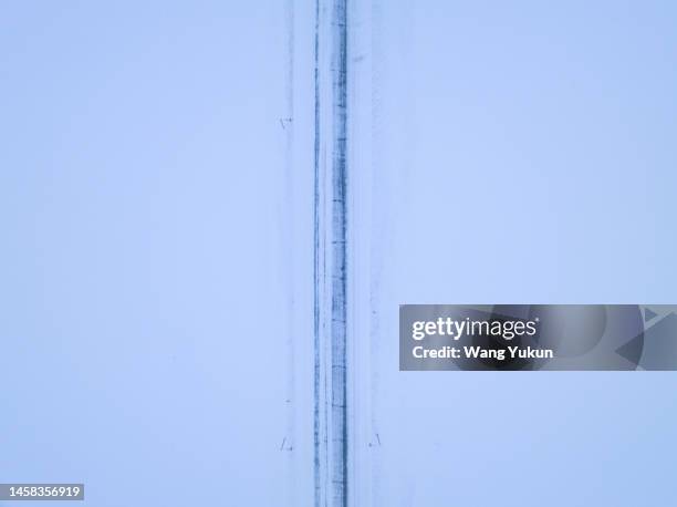 look down on a snow-covered highway - snow covered road stockfoto's en -beelden