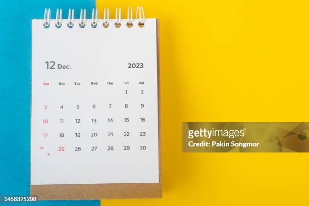 calendar desk 2023: december is the month for the organizer to plan and deadline with a two-tone paper background. - december 個照片及圖片檔