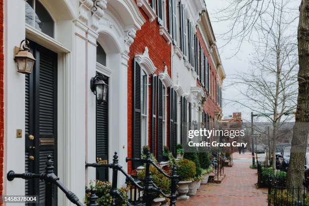 row of brick townhouses in alexandria, virginia - alexandria virgínia imagens e fotografias de stock