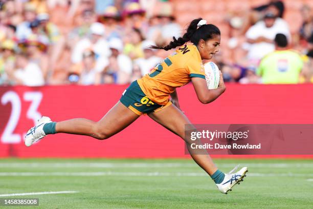 Sariah Paki of Australia scores a try during the 2023 HSBC Sevens match between Australia and Ireland at FMG Stadium on January 22, 2023 in Hamilton,...