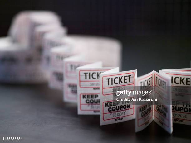 roll of tickets - taquilla de cine fotografías e imágenes de stock