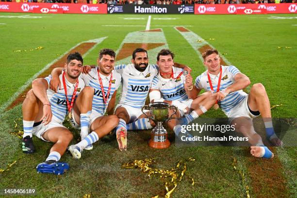 Argentina celebrate with the trophy after their victory during the 2023 HSBC Sevens match between New Zealand and Argentina at FMG Stadium on January...