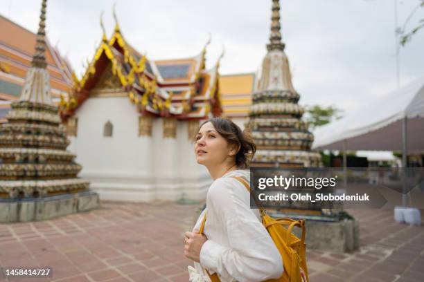 woman exploring  wat pho in bangkok - gapyear imagens e fotografias de stock