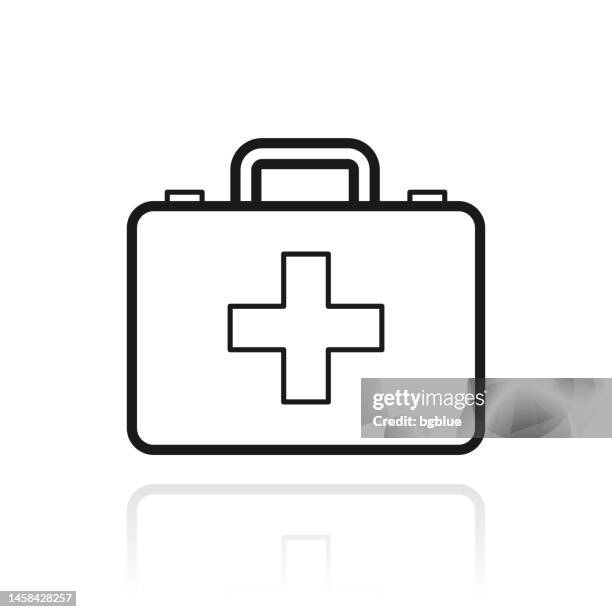 ilustraciones, imágenes clip art, dibujos animados e iconos de stock de caso médico - botiquín de primeros auxilios. icono con reflejo sobre fondo blanco - técnico en urgencias médicas