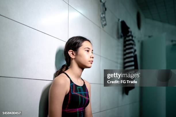 chica enfocada en el vestuario del club de natación - girl locker room fotografías e imágenes de stock