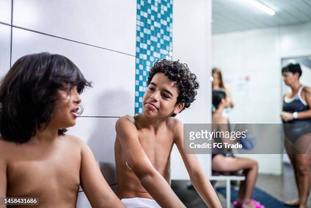 niños hablando en el vestuario del club de natación - young boys changing in locker room fotografías e imágenes de stock