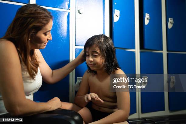 madre e hijo hablando en el vestuario del club de natación - young boys changing in locker room fotografías e imágenes de stock