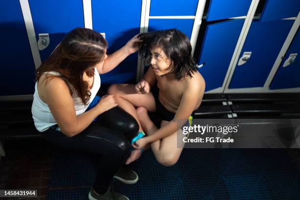 madre e hijo hablando en el vestuario del club de natación - young boys changing in locker room fotografías e imágenes de stock