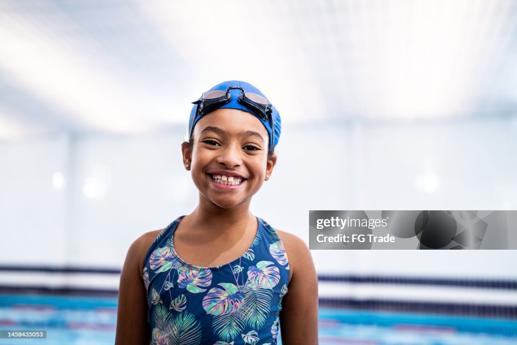 Retrato de uma menina à beira da piscina