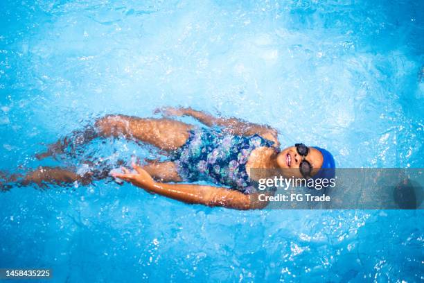 girl swimming in the swimming pool - swimming goggles stock pictures, royalty-free photos & images
