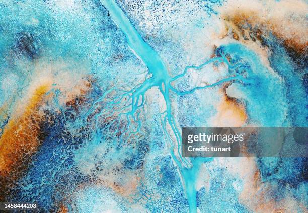 湖の抽象的な自然パターンの航空写真 - 壮大な景観 ストックフォトと画像
