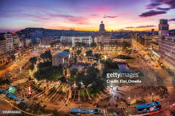 catalonia square (plaça de catalunya) at sunset with christmas lights in barcelona. spain - barcelona stockfoto's en -beelden