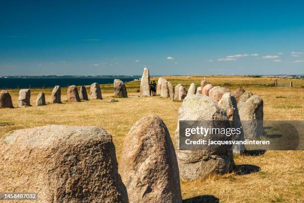 o monumento do túmulo ales stenar no sul da suécia, perto de ystad - dólmen - fotografias e filmes do acervo