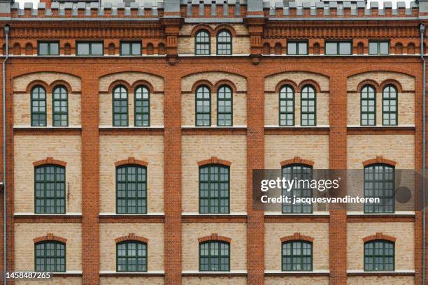 facciata di un vecchio edificio industriale a kalmar, svezia - kalmar foto e immagini stock