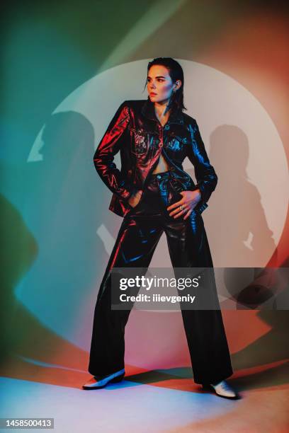 fashion model in studio - leather dress stockfoto's en -beelden