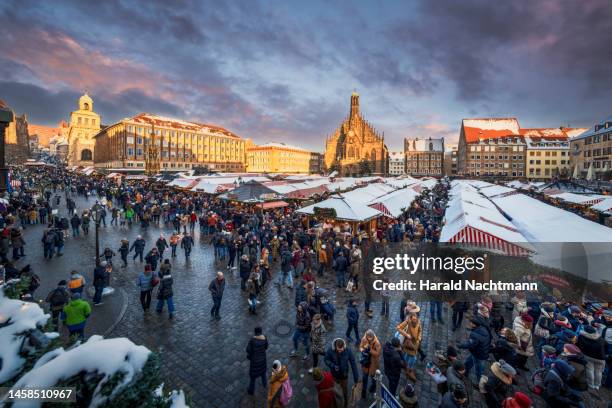 christmas market in the old town, nuremberg, bavaria, germany - núremberg fotografías e imágenes de stock