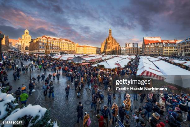 christmas market in the old town, nuremberg, bavaria, germany - snow festival - fotografias e filmes do acervo