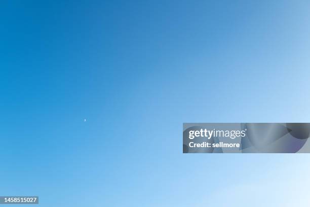 blue sky - heldere lucht stockfoto's en -beelden