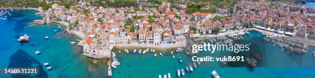 vue panoramique aérienne du village de komiza - dalmatie croatie photos et images de collection