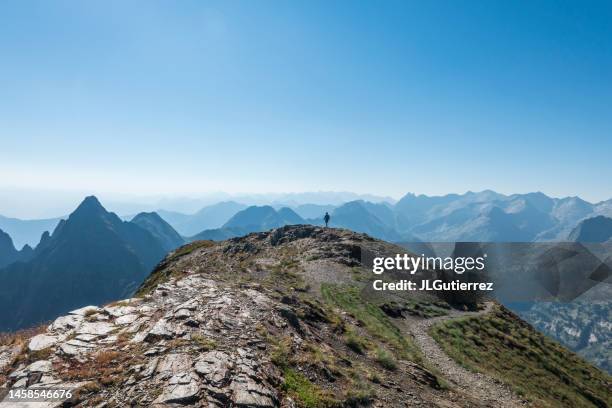 observing the mountains from the top in a tranquil scene - escapism imagens e fotografias de stock