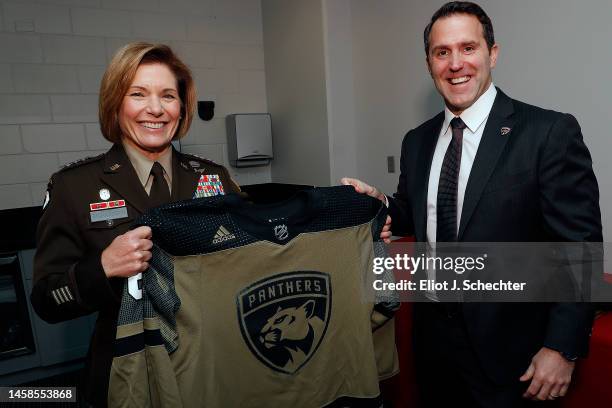 Laura J Richardson Photos and Premium High Res Pictures - Getty Images