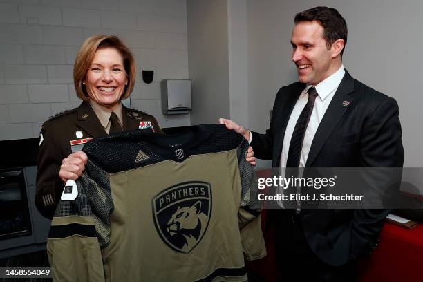Laura J Richardson Photos and Premium High Res Pictures - Getty Images