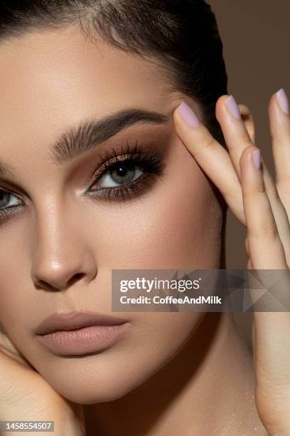 jeune femme à la peau et au maquillage parfaits - maquillage-des-yeux photos et images de collection