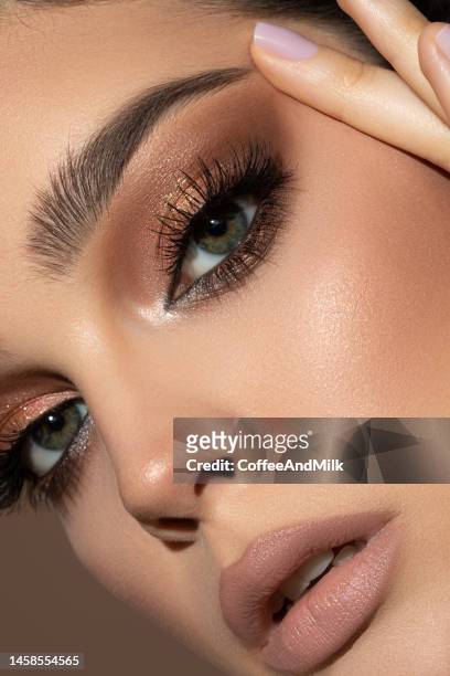 young woman with perfect skin and make-up - mascara stockfoto's en -beelden
