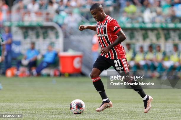 Jhegson Mendez of Sao Paulo controls the ball during the match between Palmeiras and Sao Paulo as part of Sao Paulo State Championship 2023 at...