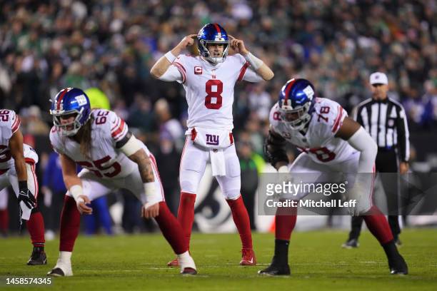 Daniel Jones of the New York Giants signals to his team against the Philadelphia Eagles during the NFC Divisional Playoff game at Lincoln Financial...