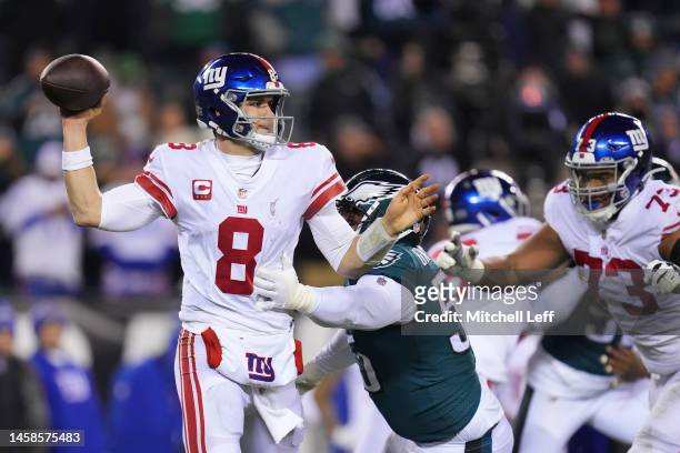 Daniel Jones of the New York Giants passes the ball against Brandon Graham of the Philadelphia Eagles during the NFC Divisional Playoff game at...