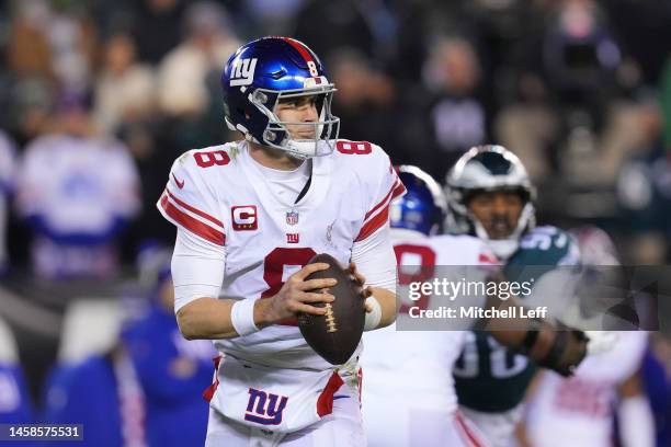 Daniel Jones of the New York Giants scrambles against the Philadelphia Eagles during the NFC Divisional Playoff game at Lincoln Financial Field on...