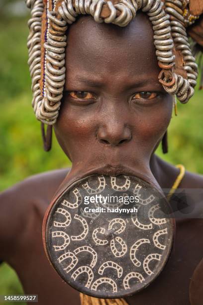 portrait of woman from mursi tribe, ethiopia, africa - the valley stockfoto's en -beelden