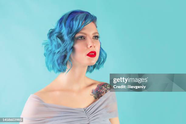 chica con cabello azul en el estudio - cabello-teñido fotografías e imágenes de stock