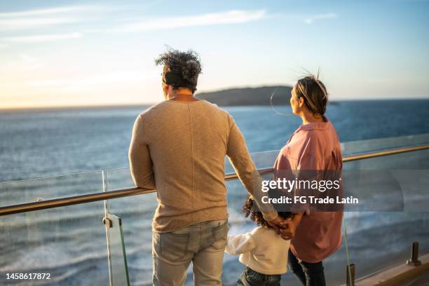 familia mirando el paisaje durante un viaje en crucero - cruise ship fotografías e imágenes de stock