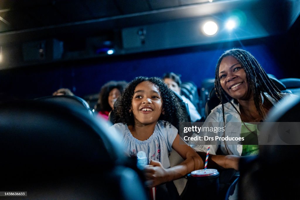 Mutter und Tochter lächeln ins Kino