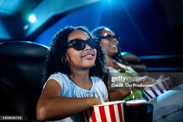 mädchen mit 3d-brille im kino - 3d movie stock-fotos und bilder