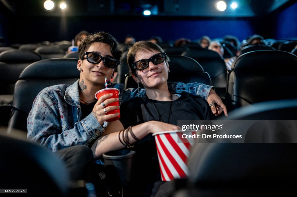 Transmann mit seiner Freundin im Kino