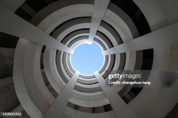 low angle view of spiral roadway in a parking garage - cartoon tree stockfoto's en -beelden