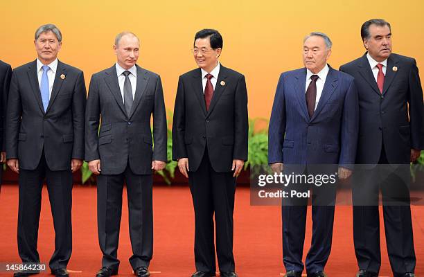 Chinese President Hu Jintao poses with Kyrgyzstan President Almazbek Sharshenovich Atambayev , Russian President Vladimir Putin , Kazakhstan's...