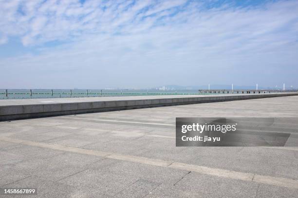 suzhou east the taihu lake lake tourist area. the flagstone walkway along the lake. - steinterrasse stock-fotos und bilder