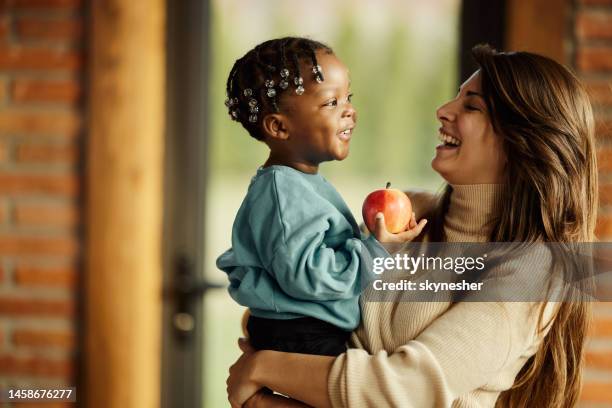 mère heureuse profitant avec son fils adoptif à la maison. - adoption photos et images de collection