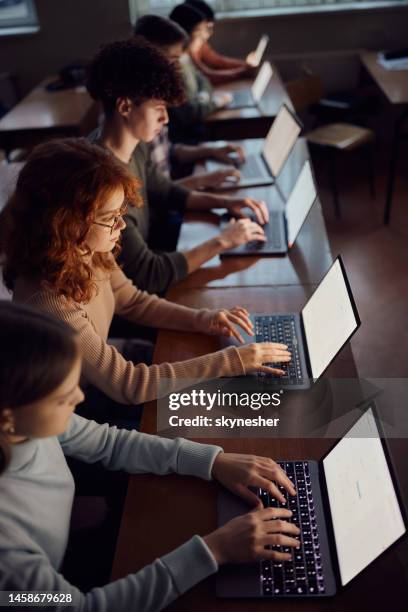 vista superior del aprendizaje electrónico de los estudiantes a través de computadoras en el aula. - laboratorio de ordenadores fotografías e imágenes de stock