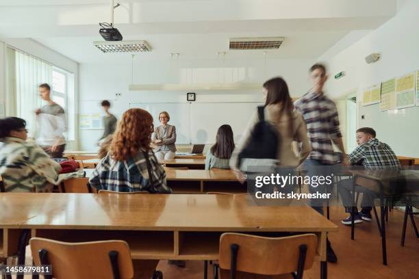 finding the seat before the start of the class! - högskoleklass bildbanksfoton och bilder