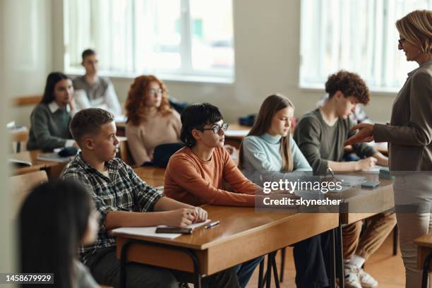 klasse an der high school! - schülerin der sekundarstufe stock-fotos und bilder