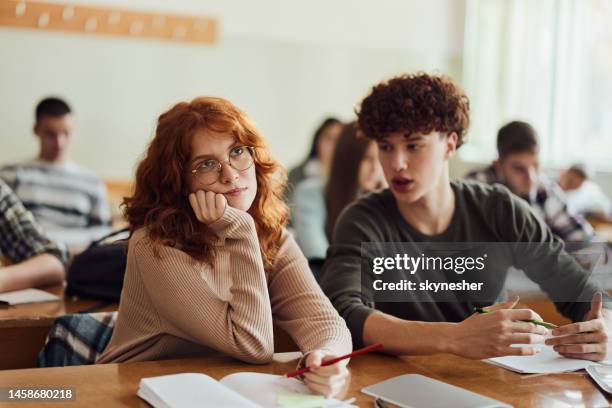 he is so boring! - ignorância imagens e fotografias de stock