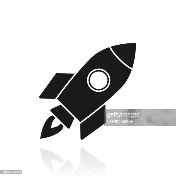 rakete. symbol mit reflexion auf weißem hintergrund - rocket ship icon stock-grafiken, -clipart, -cartoons und -symbole